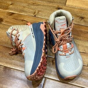 Altra Olympus 5 Trail Shoes – Women’s Size 7 (Vibram Sole, Barely Used)